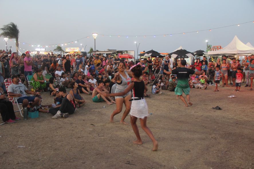 Desde las 17 horas y hasta la noche actividades musicales en la playa. 