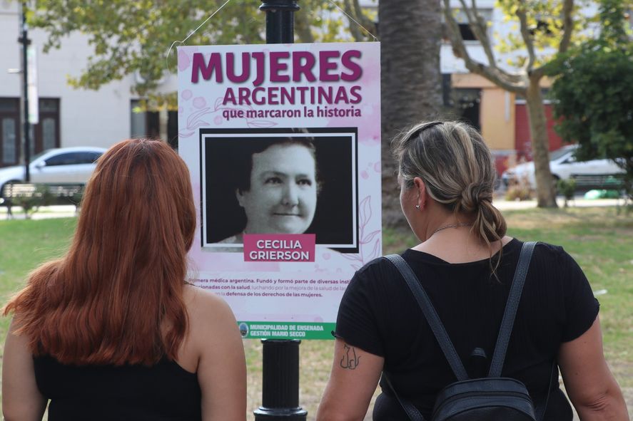 En la plaza se exhiben las fotos y el detalle con los logros obtenidos por cada una de las mujeres 
