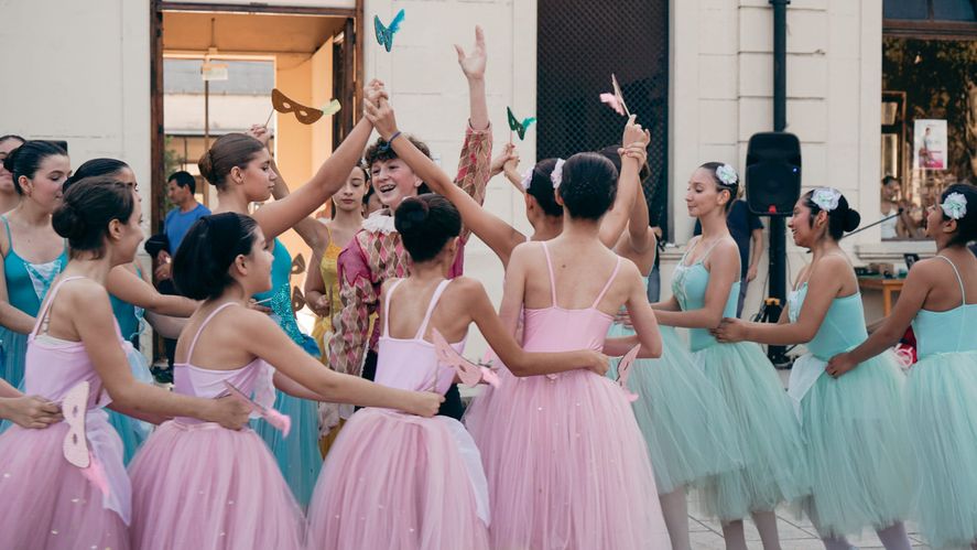 Alumnos e integrantes del ballet de la Escuela en festejo aniversario Plaza Islas Malvinas Alumnos e integrantes del ballet de la Escuela en festejo aniversario Plaza Islas Malvinas