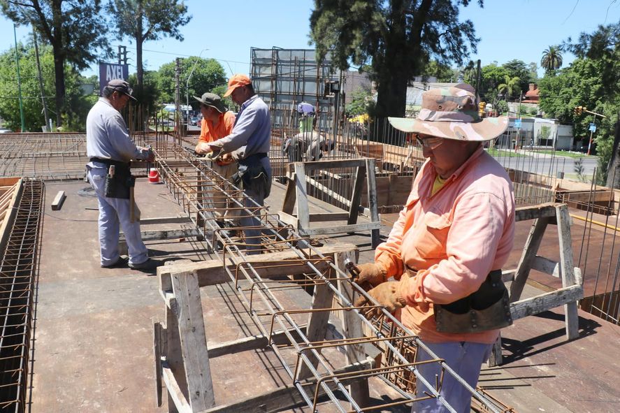La obra en construcción se lleva adelante en 122 y Camino Rivadavia, Ensenada 