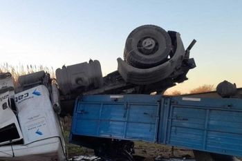 un camionero volco y se salvo de milagro en punta lara