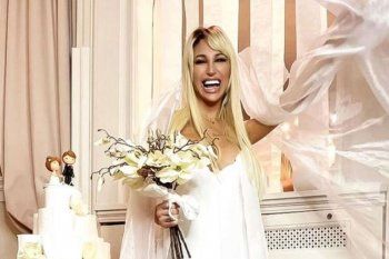 vicky xipolitakis y un insolito vestido de papel higienico