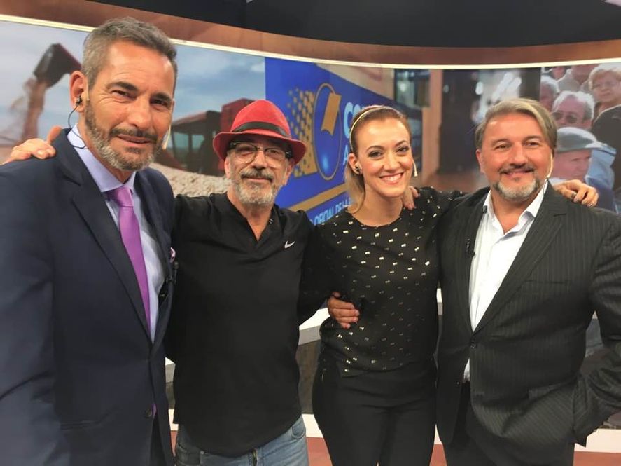Félix junto a sus compañeros del noticiero de la TV Pública 