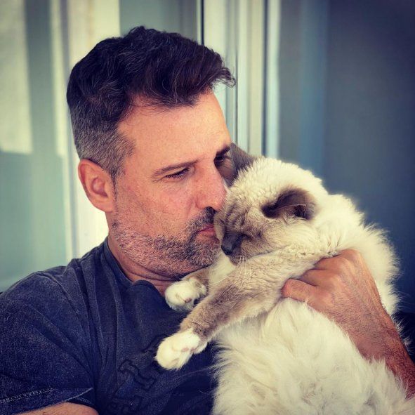 Listorti pasa el aislamiento con su gato Renzo