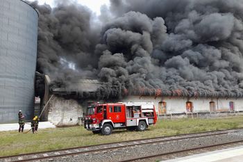 Voraz incendio destruyó la ex estación de trenes de 9 de Julio