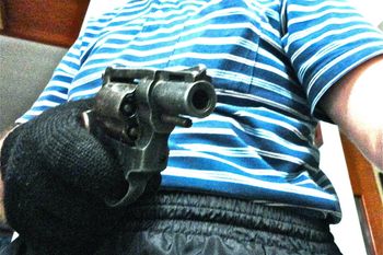 bahia blanca: atan con alambres de fardo a dos jubilados en un robo