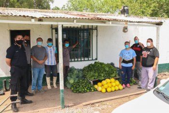 presos cosechan repollos, acelgas, zapallitos y melones en una carcel y los donan a un hospital