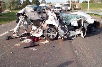 ezeiza: un prefecto murio en un accidente vial con dos camiones