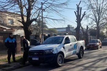 violenta entradera en la plata: tres mujeres atadas con precintos