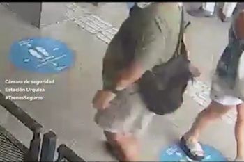 manoseo a una mujer en una estacion de trenes, quedo grabado y lo detuvieron