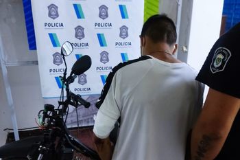 El detenido tiene 20 años y resultó baleado en un brazo