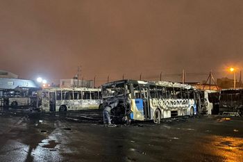 voraz incendio en una terminal de colectivos: se quemaron 17 micros