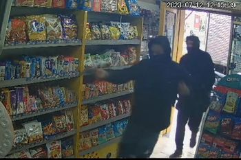 la plata: mira como actuaron dos motochorros en un almacen