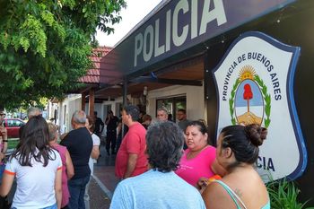 llavallol: un policia de la ciudad, chofer de un auto de alquiler, baleo a dos pasajeros ladrones