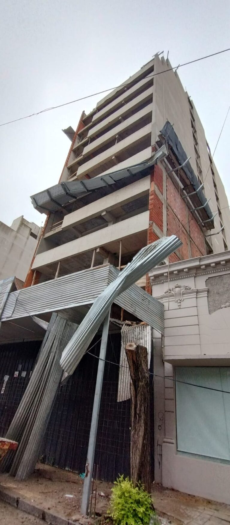 La Plata: un obrero cayó al vacío desde un cuarto piso