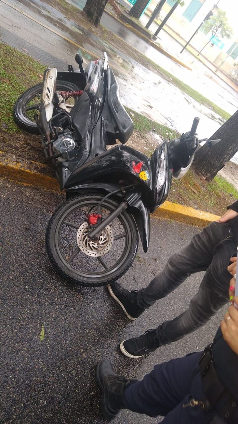 La Plata: un motociclista se cayó y murió en pleno centro