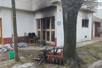 la plata: en un incendio murio un hombre de 83 anos y un policia resulto herido