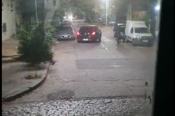 la plata: mira como dos motochorros robaron un auto