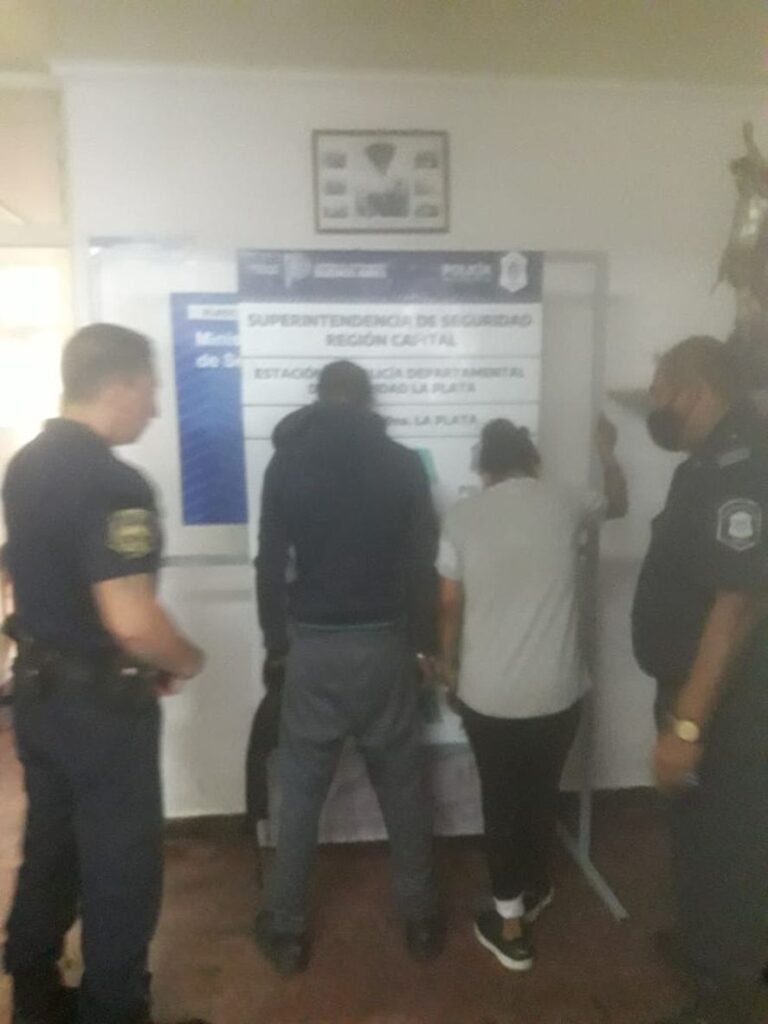 La Plata: cayeron “Los góticos” cuando robaban ruedas en la zona roja