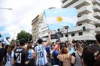 la plata: un degenerado suelto en los festejos en 7 y 50