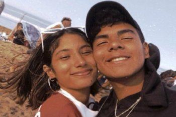 Fernando Báez, de 18 años, junto a su novia