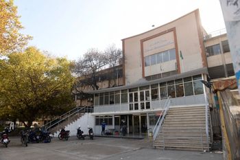 El agresor atacó a una mujer y a policías en Villa Elisa y quedó internado