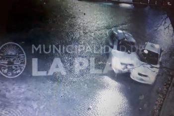 la plata: en una persecucion policial choco a un taxi y casi lo linchan