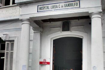 La mujer de 28 años quedó internada en grave estado en el Hospital Gandulfo