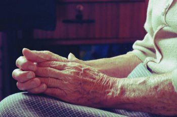 Una jubilada de 86 años entregó 1.300 dólares luego de un engaño