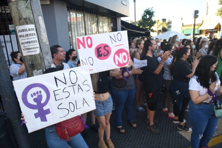 Fuerte reclamo de justicia por la violación en grupo dentro de un auto