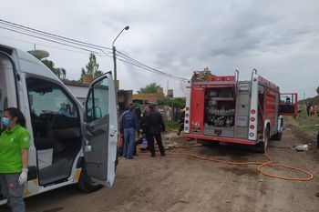 El voraz incendio fue en la calle Sáenz Peña al 700 en Bahía Blanca