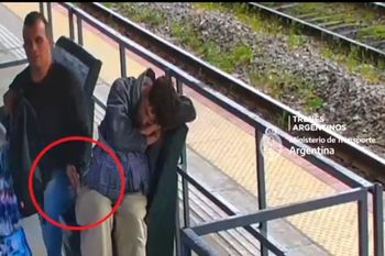 mira como le robo el celular a un pasajero dormido en una estacion de trenes