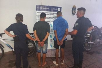 Los dos detenidos tienen 20 y 23 años. Buscan a los cómplices