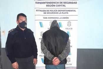 la plata: con libertad condicional amenazo a su expareja y ataco a machetazos a policias