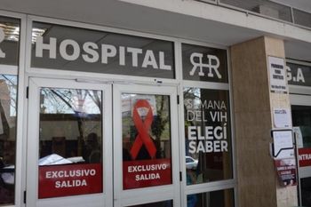un policia que asiste a victimas de violencia de genero le pego a la pareja
