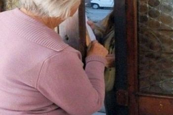 azul: una jubilada perdio 10 millones de pesos en un cuento del tio