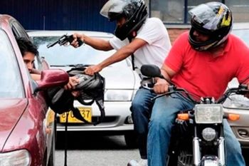 Motochorros protagonizaron una salidera bancaria en Zárate