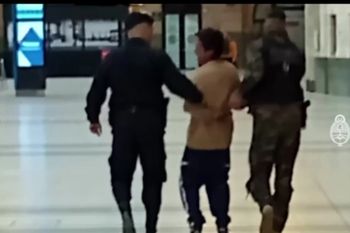 barreteo un acceso de un comercio en una estacion de trenes y termino detenido