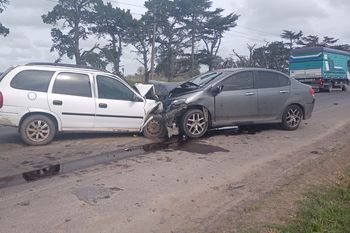 la plata: en un choque frontal entre dos autos murio un hombre de 53 anos