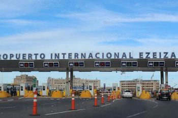 allanan el aeropuerto de ezeiza tras denuncia de una pasajera: dos policias en la mira