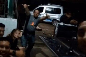 Música alta y consumo de bebidas alcohólicas en una fiesta policial sin barbijos