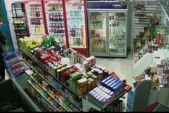 un blindex y una alarma sonora pusieron en fuga a dos motochorros