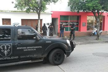 san nicolas: despiertan a un matrimonio en un robo y los atan con precintos