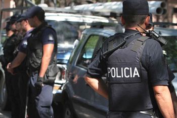 lujan: falsos policias redujeron a una joven y su abuela en una casa