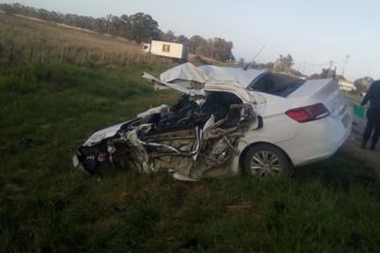 Una persona muerta y daños en un auto y dos camiones tras accidente en Lobos