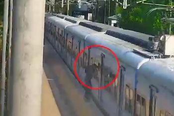 El preciso momento en el que el ladrón robó bajo la modalidad canguro