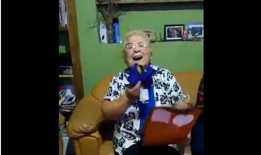 El video de la abuela que recibió su primera camiseta de Boca tuvo miles de likes.