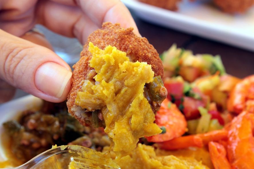 Habrá puestos con comidas representativas de su cultura, como el Acarajé, una de las especialidades típicas de Salvador de Bahía Habrá puestos con comidas representativas de su cultura, como el Acarajé, una de las especialidades típicas de Salvador de Bahía