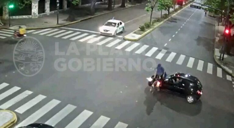 La Plata: protagonizó un insólito choque y le secuestraron la moto