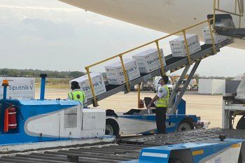 El Gobierno espera otro cargamento de vacunas con el vuelo de Aerolíneas Argentinas